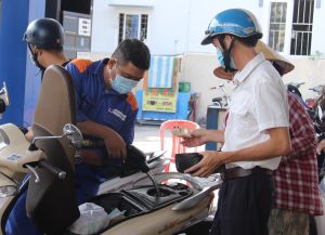 Giá bán lẻ xăng dầu tiếp tục tăng cao