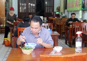 Dịch vụ ăn uống được mở bán tại chỗ: Phấn khởi nhưng cần thận trọng