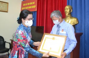 Trao Huy hiệu Đảng cho đảng viên