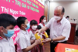 Trao tặng thiết bị hỗ trợ học tập trực tuyến cho học sinh 5 trường tiểu học ở TP.Biên Hòa