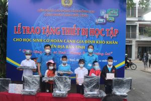 Trao 36 thiết bị học tập cho học sinh có hoàn cảnh khó khăn