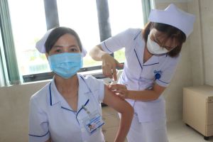 Tiêm vaccine liều tăng cường cho lực lượng tuyến đầu chống dịch