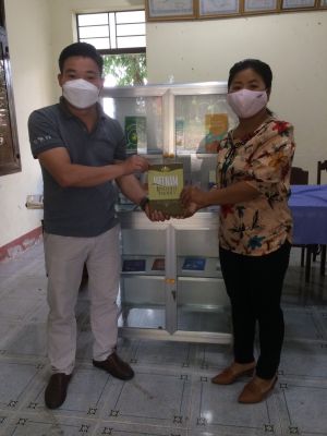 Hơn 800 bộ đồng phục và tủ sách phòng, chống bạo lực gia đình