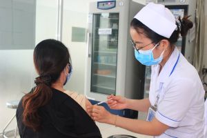 Hoàn thành tiêm đủ 2 mũi cho người từ 18 tuổi trở lên trước ngày 15-12