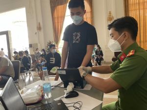 Đến điểm tiêm vaccine làm thẻ căn cước công dân cho học sinh