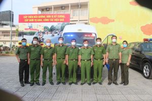 Công an tỉnh tiếp nhận 6 xe chuyên dụng