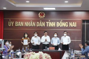 Khen thưởng 4 tập thể có thành tích xuất sắc trong ứng dụng CNTT phòng, chống dịch