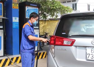 Giá xăng dầu tiếp tục giảm