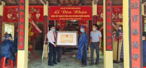 Trao bằng xếp hạng cấp tỉnh di tích đình Phước Nguyên