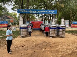 50 hộ gia đình khó khăn được tặng bồn inox không gỉ