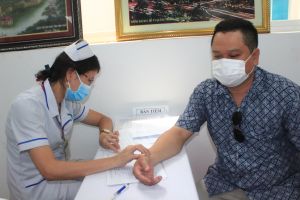 Hoãn tiêm vaccine Covid-19 cho người mắc bệnh cấp tính và phụ nữ mang thai dưới 13 tuần