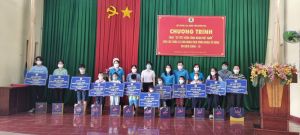 Trao Sổ tiết kiệm cho con đoàn viên Công đoàn bị mất do Covid-19