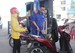 Giá xăng tăng trở lại