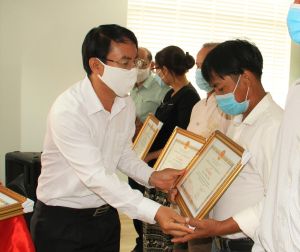 Phát huy vai trò cầu nối của người có uy tín