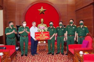 Chủ tịch UBND tỉnh Cao Tiến Dũng thăm, tặng quà tri ân Đảng bộ Quân khu 7