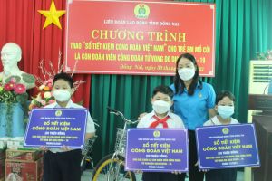 Trao sổ tiết kiệm cho trẻ em mồ côi con đoàn viên tử vong do Covid-19