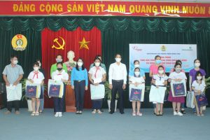 Trao học bổng cho công nhân có hoàn cảnh khó khăn