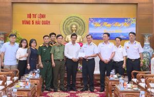 Đoàn công tác của tỉnh tặng quà chúc Tết quân và dân vùng biển Tây Nam