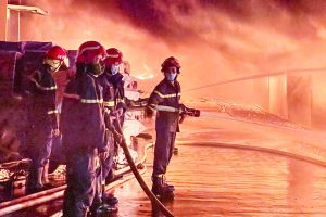 Xông pha chống lại “giặc” lửa