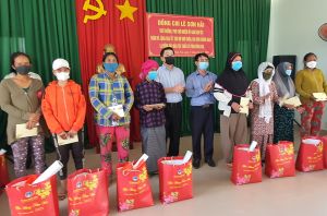 Thứ trưởng – Phó chủ nhiệm Ủy ban Dân tộc tặng quà Tết cho đồng bào Chăm xã Xuân Hưng