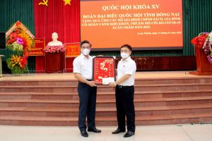 Đại biểu Quốc hội tặng quà cho người dân có hoàn cảnh khó khăn