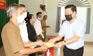 Đoàn công tác Ủy ban Dân tộc trao quà tết cho đồng bào dân tộc thiểu số