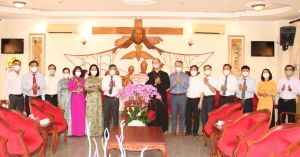 Lãnh đạo tỉnh chúc mừng 30 năm thụ phong linh mục của Giám mục Đỗ Văn Ngân