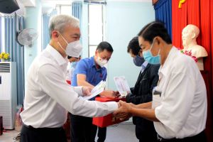 Tổ đại biểu Quốc hội số 1 đơn vị tỉnh Đồng Nai tặng quà cho người dân có hoàn cảnh khó khăn