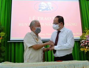 Trao tặng Huy hiệu 75 năm tuổi Đảng cho đảng viên