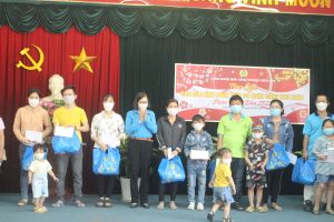 Tặng quà Tết cho gia đình đoàn viên có hoàn cảnh khó khăn