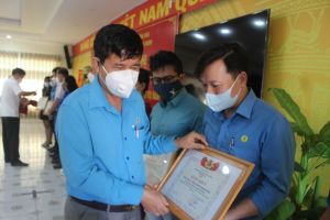 Cán bộ Công đoàn tận tâm lo cho công nhân