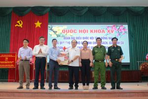 Phó Bí thư Tỉnh ủy, Trưởng Đoàn ĐBQH tỉnh Quản Minh Cường tặng quà cho người dân có hoàn cảnh khó khăn