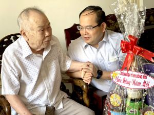 Đồng chí Quản Minh Cường thăm chúc Tết nguyên Trưởng Đoàn Đại biểu Quốc hội tỉnh các khóa