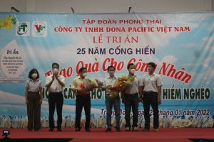 Tặng hàng ngàn phần quà cho công nhân có hoàn cảnh khó khăn