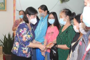Tặng 50 phần quà Tết cho người nghèo