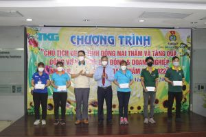 Chủ tịch UBND tỉnh Cao Tiến Dũng thăm, tặng quà Tết cho người lao động khó khăn