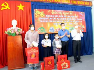 Góp sức mang tết ấm đến với người khó khăn