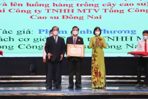 Sáng tạo máy liên hợp 4 trong 1 hỗ trợ trồng cây cao su