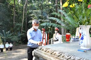 Chủ tịch UBND tỉnh đến viếng, dâng hương tại Khu di tích lịch sử Chiến khu D