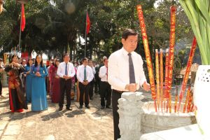 Bí thư Tỉnh ủy dâng hương tưởng nhớ các Anh hùng liệt sĩ nhân dịp Tết Nguyên đán Nhâm Dần