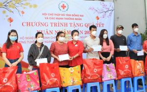 Tặng quà cho các hộ gia đình, lực lượng tuyến đầu ngành y còn nhiều khó khăn
