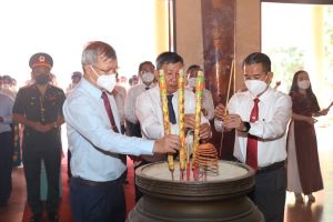 Lãnh đạo tỉnh Đồng Nai dâng hương viếng liệt sỹ và Đền thờ Nguyễn Hữu Cảnh