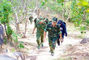 Tư lệnh Quân khu 7 thăm, động viên các đơn vị làm nhiệm vụ tại điểm cao núi Chứa Chan