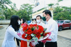 Bí thư Tỉnh ủy Nguyễn Hồng Lĩnh thăm động viên tinh thần thầy và trò Trường THPT Chuyên Lương Thế Vinh