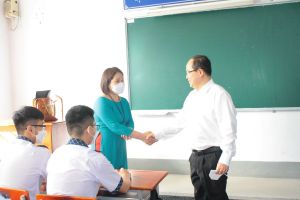 Phó Bí thư Tỉnh ủy Quản Minh Cường thăm động viên giáo viên, học sinh trong ngày đầu học trực tiếp trở lại