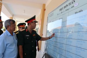 Thiếu tướng Nguyễn Trường Thắng kiểm tra tiếp nhận, chiến sĩ mới tại Trung đoàn Đồng Nai