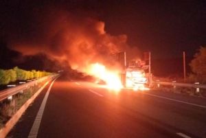 Cháy xe đầu kéo trên đường cao tốc