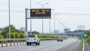 Vô tư vượt, đi vào làn khẩn cấp trên đường cao tốc