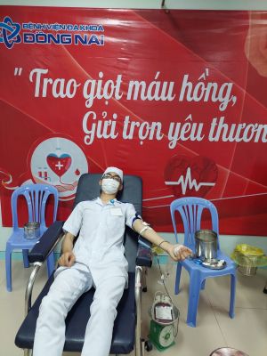 Cán bộ, nhân viên y tế tích cực hiến máu tình nguyện