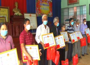 Tặng quà của Chủ tịch nước cho các cụ 100 tuổi xã Xuân Thọ